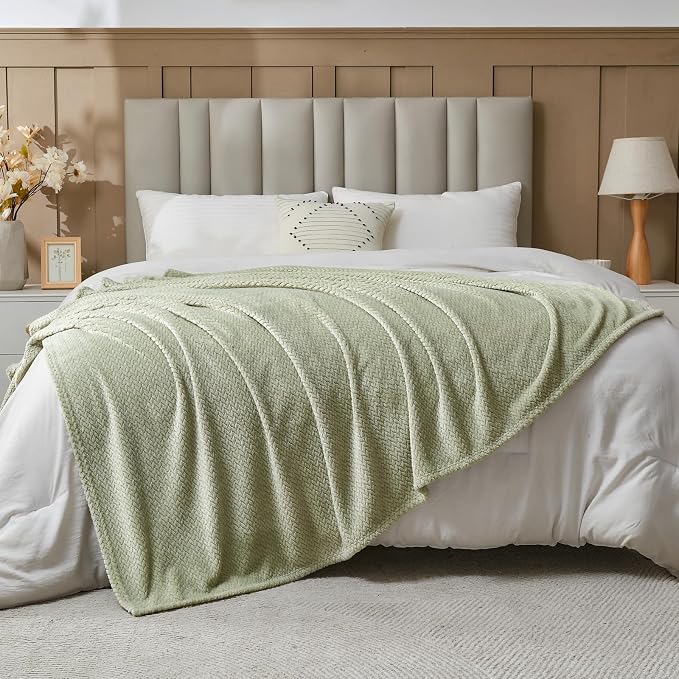NEWCOSPLAY Fleece Leaves Pattern Twin Blanket, Sage Green, 60"x80" | Super Soft Throw Blanket, Lightweight Cozy Bed Sofa Blanket, Premium Silky Flannel Fleece, Travel Blanket for All Season Use