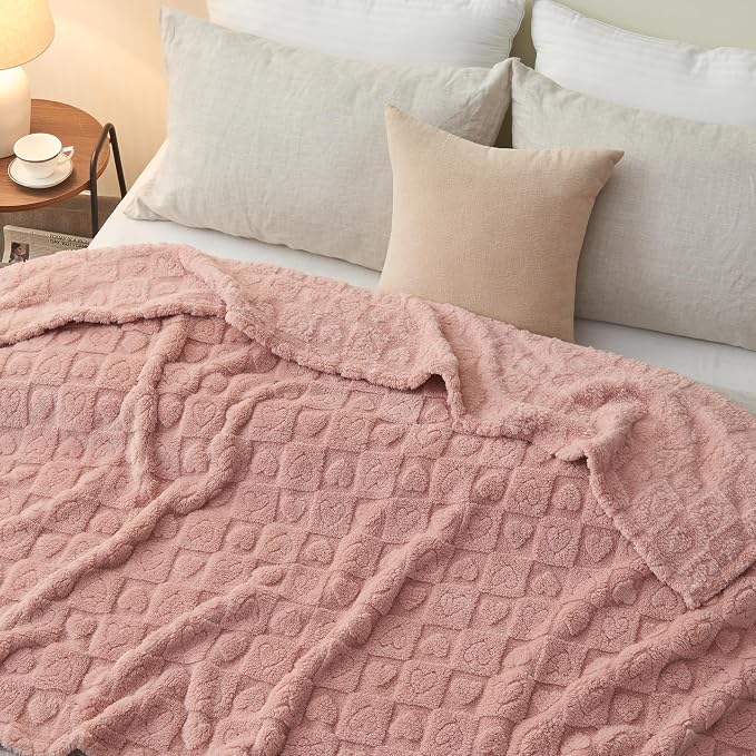 NEWCOSPLAY 3D Heart Checkered Flannel King Blanket, Pink Heart, 90"x110" | Super Soft Cute Lightweight Decorative Premium Silky Fleece Blanket for Couch Sofa Bed, Gift for Women Men, All Season Use