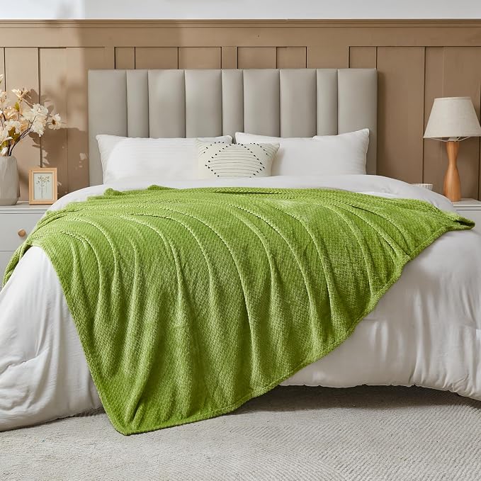 NEWCOSPLAY Fleece Leaves Pattern Twin Blanket, Green, 60"x80" | Super Soft Throw Blanket, Lightweight Cozy Bed Sofa Blanket, Premium Silky Flannel Fleece, Travel Blanket for All Season Use