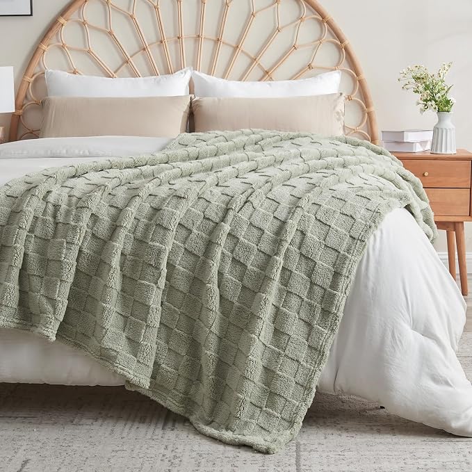 NEWCOSPLAY 3D Checkered Flannel Throw Blanket, Sage Green, 50"x70" | Super Soft Cute Lightweight Decorative Premium Silky Fleece Blanket for Couch Sofa Bed, Gift for Women Men, All Season Use