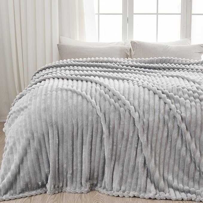 NEWCOSPLAY Super Soft King Blanket Light Grey Premium Silky Flannel Fleece 3D Ribbed Jacquard Lightweight Bed Blanket All Season Use (Light Grey Ribbed, King(90"x110"))