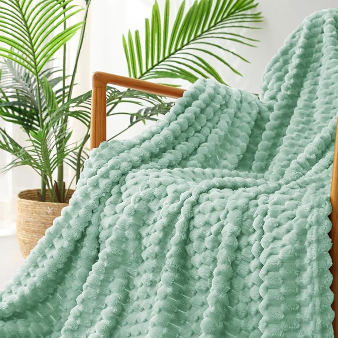 Exclusivo Mezcla 3D Fleece King Size Blanket for Bed, Sage Green | Extra Soft Fuzzy Plush Lightweight Bed Blankets, Cozy Fluffy Decorative Blankets for All Seasons, 90x104 Inches