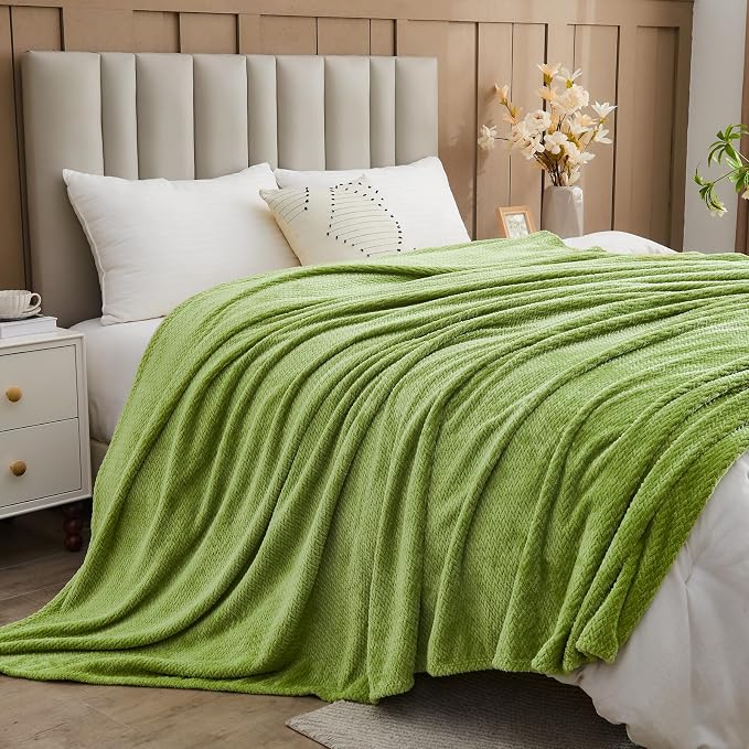 NEWCOSPLAY Fleece Leaves Pattern King Blanket, Green, 90"x110" | Super Soft Throw Blanket, Lightweight Cozy Bed Sofa Blanket, Premium Silky Flannel Fleece, Travel Blanket for All Season Use