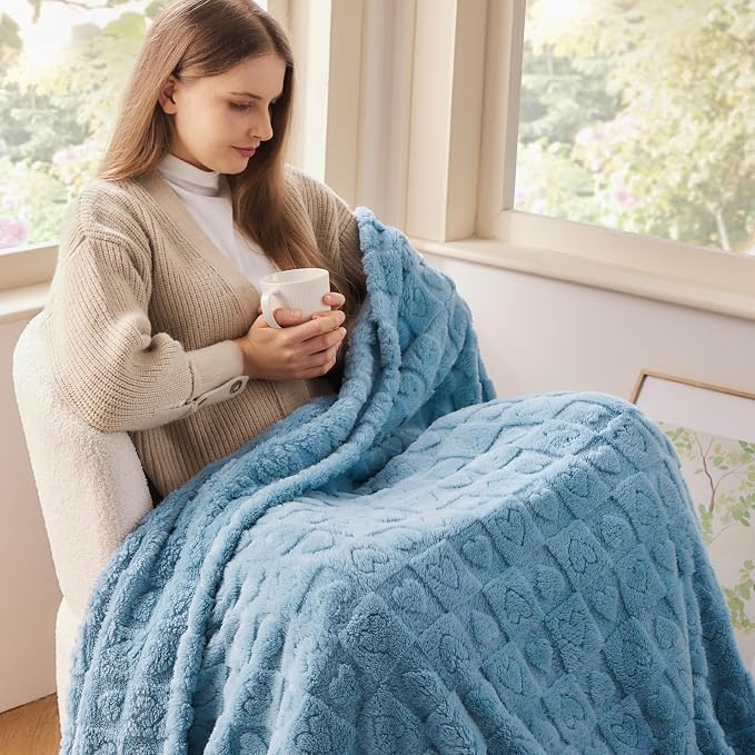 NEWCOSPLAY 3D Heart Checkered Flannel Twin Blanket, Blue Heart, 60"x80" | Super Soft Cute Lightweight Decorative Premium Silky Fleece Blanket for Couch Sofa Bed, Gift for Women Men, All Season Use
