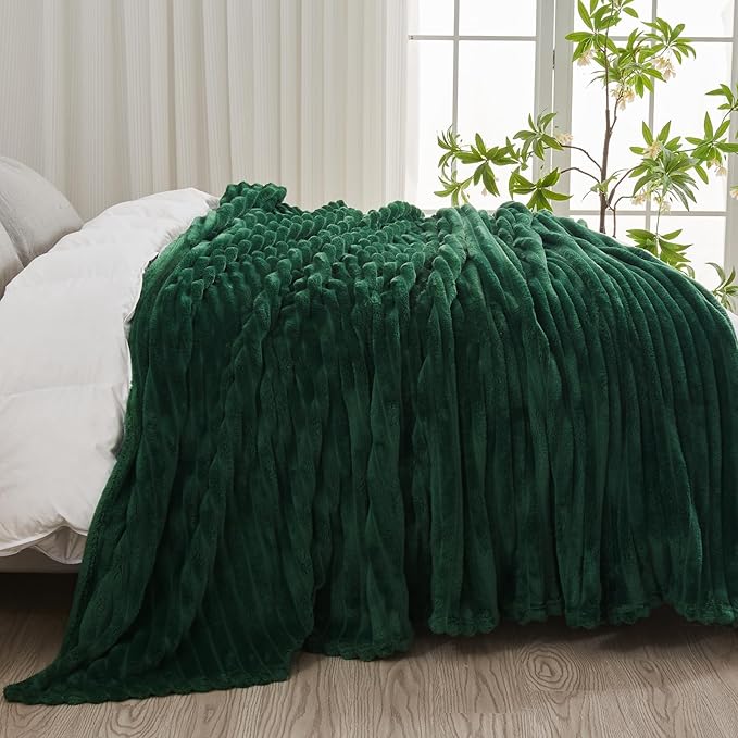 NEWCOSPLAY Super Soft King Blanket Dark Green Premium Silky Flannel Fleece 3D Ribbed Jacquard Lightweight Bed Blanket All Season Use (Dark Green Ribbed, King(90"x110"))