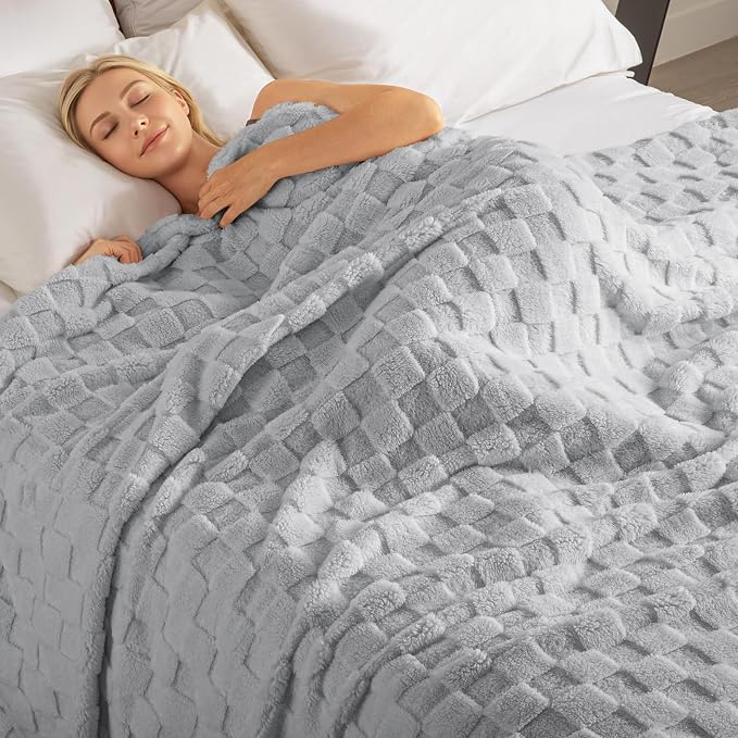 Exclusivo Mezcla 3D Checkered Fleece King Blanket for Bed, Light Grey | Super Soft and Cozy Fluffy Blanket, Lightweigh and Breathable Blanket for Living Room, Bedroom, Decor, All Season, 104"x90"