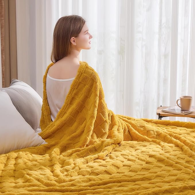 NEWCOSPLAY 3D Checkered Flannel King Blanket, Mustard Yellow, 90"x110" | Super Soft Cute Lightweight Decorative Premium Silky Fleece Blanket for Couch Sofa Bed, Gift for Women Men, All Season Use