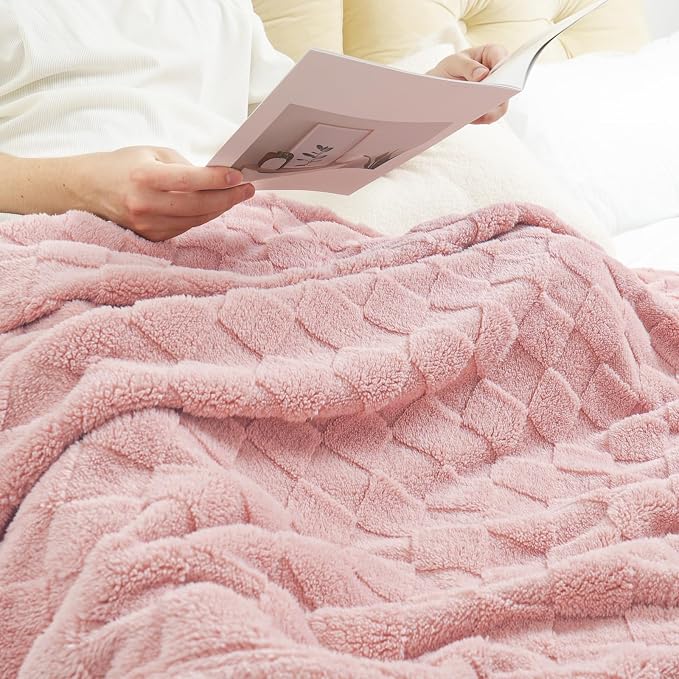 Exclusivo Mezcla 3D Checkered Fleece Throw Blanket for Couch, Pink | Super Soft and Cozy Fluffy Throw, Lightweight and Breathable, Cute Fuzzy Blanket for Sofa, Home Decor, All Season, 50"x60"