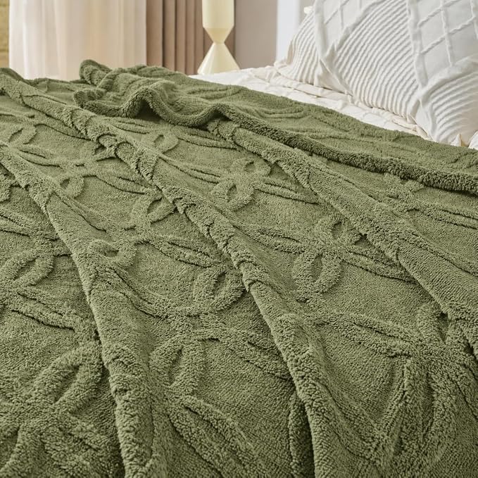 Green Throw Blanket - Soft & Fluffy Fleece, Cute & Aesthetic, Perfect for Sofa, Couch, Chair, Bed, Living Room & Bedroom, All-Season Use, Plush & Cozy Decorative 50x60 Inch Blanket