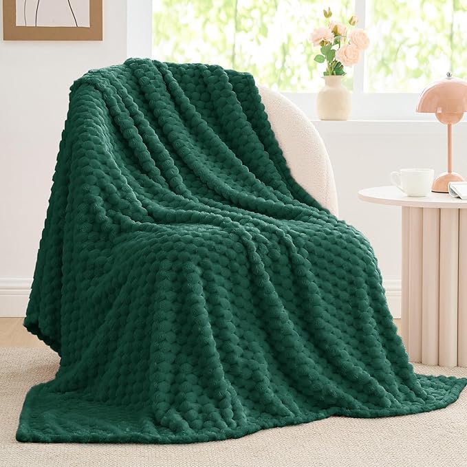 BEDELITE Dark Green Throw Blanket for Couch, Soft Gifts for Women, 50 * 60 | 3D Jacquard Decorative Fleece Blanket, Super Soft Plush Throws, Cute Birthday Gift for Women & Men, Suitable for All Seasons