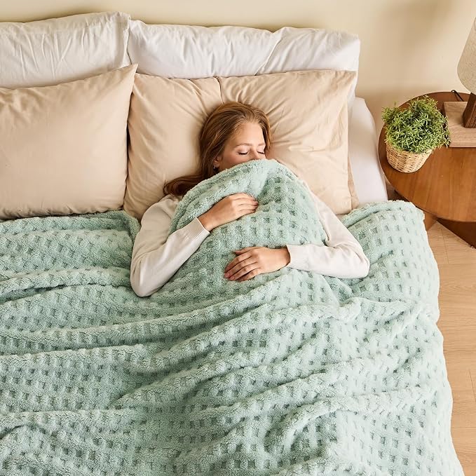 NEWCOSPLAY 3D Waffle Checkered Flannel King Blanket, New Sage, 90"x110" | Super Soft Cute Lightweight Decorative Premium Silky Fleece Blanket for Couch Sofa Bed, Gift for Women Men, All Season Use