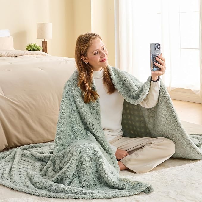 NEWCOSPLAY 3D Checkered Flannel King Blanket, Sage Green, 90"x110" | Super Soft Cute Lightweight Decorative Premium Silky Fleece Blanket for Couch Sofa Bed, Gift for Women Men, All Season Use