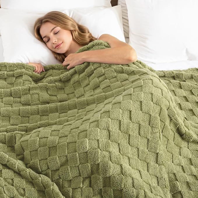 Exclusivo Mezcla 3D Checkered Fleece King Blanket for Bed, Olive Green | Super Soft and Cozy Fluffy Blanket, Lightweigh and Breathable Blanket for Living Room, Bedroom, Decor, All Season, 104"x90"