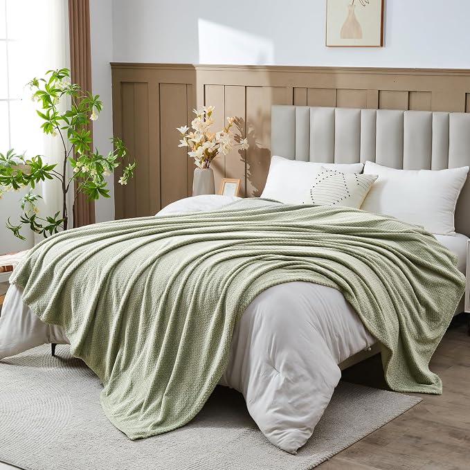 NEWCOSPLAY Fleece Leaves Pattern King Blanket, Sage Green, 90"x110" | Super Soft Throw Blanket, Lightweight Cozy Bed Sofa Blanket, Premium Silky Flannel Fleece, Travel Blanket for All Season Use