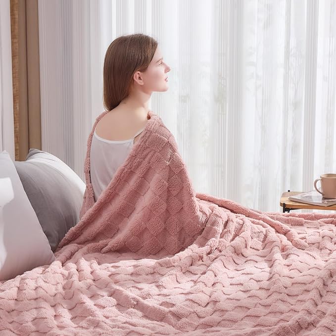 NEWCOSPLAY 3D Checkered Flannel Twin Blanket, Pink Checkered, 60"x80" | Super Soft Cute Lightweight Decorative Premium Silky Fleece Blanket for Couch Sofa Bed, Gift for Women Men, All Season Use
