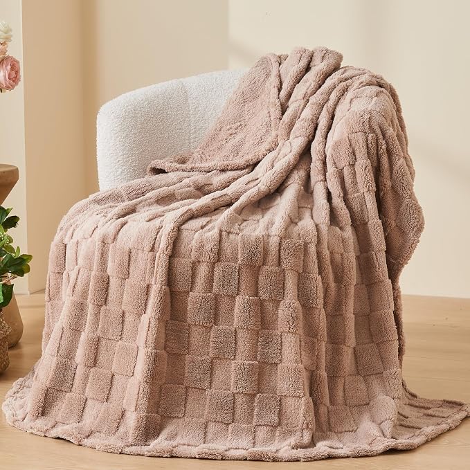 NEWCOSPLAY 3D Checkered Flannel King Blanket, Taupe Checkered, 90"x110" | Super Soft Cute Lightweight Decorative Premium Silky Fleece Blanket for Couch Sofa Bed, Gift for Women Men, All Season Use