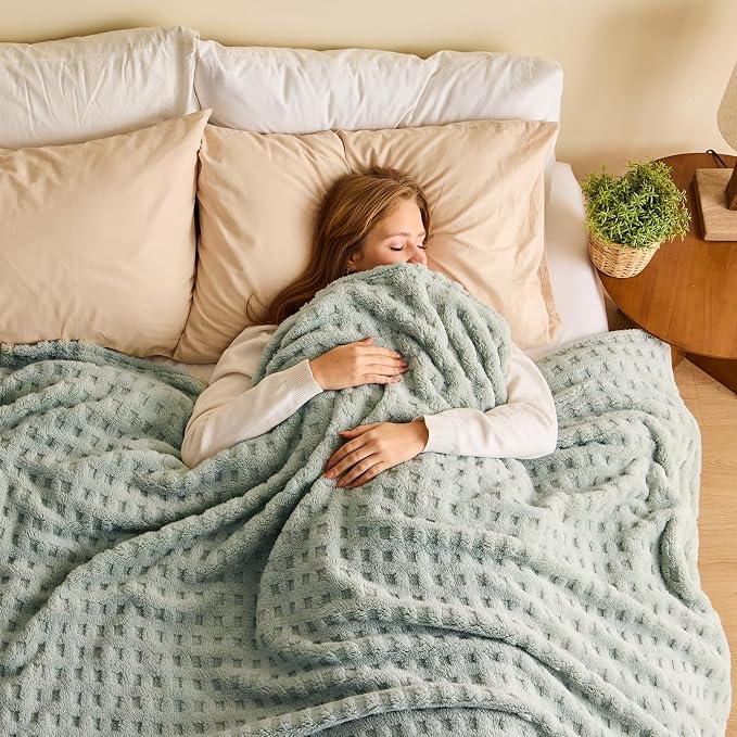 NEWCOSPLAY 3D Checkered Flannel King Blanket, Sage Green, 90"x110" | Super Soft Cute Lightweight Decorative Premium Silky Fleece Blanket for Couch Sofa Bed, Gift for Women Men, All Season Use