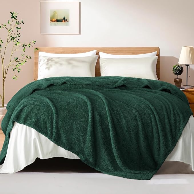 Exclusivo Mezcla Fleece Bed Blankets King Size for Bed, 90" x 104" | Super Soft and Cozy Fluffy Blanket for Women, Lightweight and Fuzzy Large Blanket for Bedroom , All Season, Forest Green