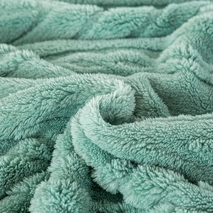 YUSOKI Sherpa Fleece Twin XL Size Blanket, Light Green, 65"x90" | 3D Stylish Design,320GSM, Non-Shedding, Lightweight for All Season Use, stays fluffy after repeated washes, Perfect Gifts
