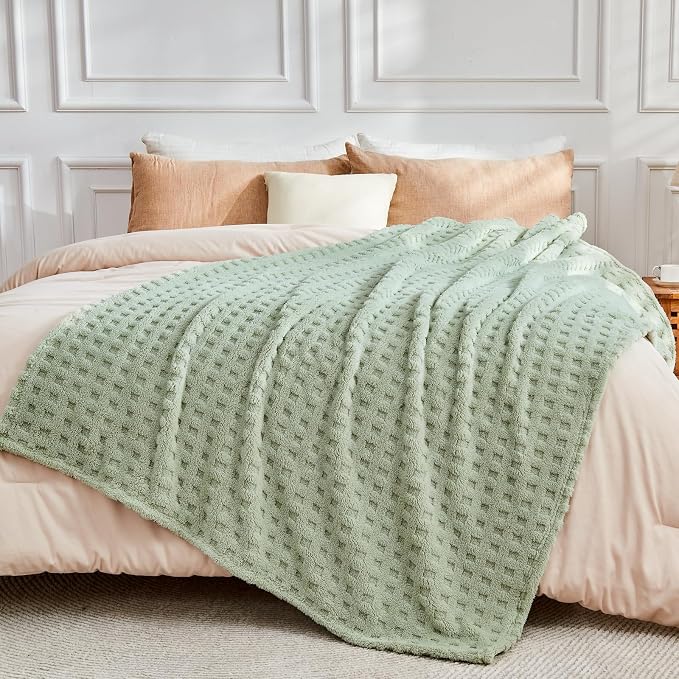 NEWCOSPLAY 3D Checkered Flannel King Blanket, Sage Green, 90"x110" | Super Soft Cute Lightweight Decorative Premium Silky Fleece Blanket for Couch Sofa Bed, Gift for Women Men, All Season Use