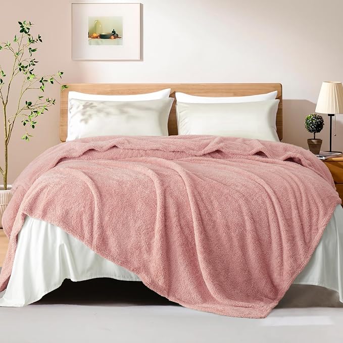 Exclusivo Mezcla Fleece Bed Blankets King Size for Bed, 90" x 104" | Super Soft and Cozy Fluffy Blanket for Women, Lightweight and Fuzzy Large Blanket for Bedroom , All Season, Pink