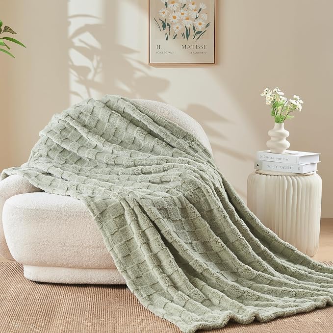 NEWCOSPLAY 3D Checkered Flannel King Blanket, Sage Green, 90"x110" | Super Soft Cute Lightweight Decorative Premium Silky Fleece Blanket for Couch Sofa Bed, Gift for Women Men, All Season Use