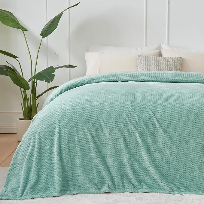 NEWCOSPLAY Fleece Leaves Pattern King Blanket, Mint Green, 90"x110" | Super Soft Throw Blanket, Lightweight Cozy Bed Sofa Blanket, Premium Silky Flannel Fleece, Travel Blanket for All Season Use