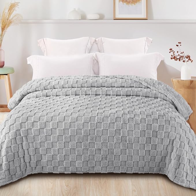 Exclusivo Mezcla 3D Checkered Fleece King Blanket for Bed, Light Grey | Super Soft and Cozy Fluffy Blanket, Lightweigh and Breathable Blanket for Living Room, Bedroom, Decor, All Season, 104"x90"