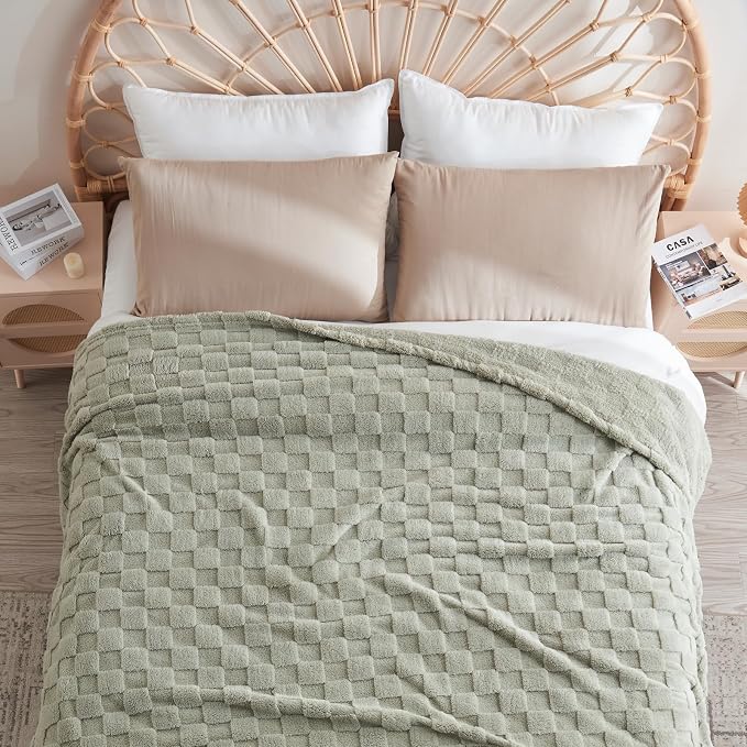 NEWCOSPLAY 3D Checkered Flannel Throw Blanket, Sage Green, 50"x70" | Super Soft Cute Lightweight Decorative Premium Silky Fleece Blanket for Couch Sofa Bed, Gift for Women Men, All Season Use