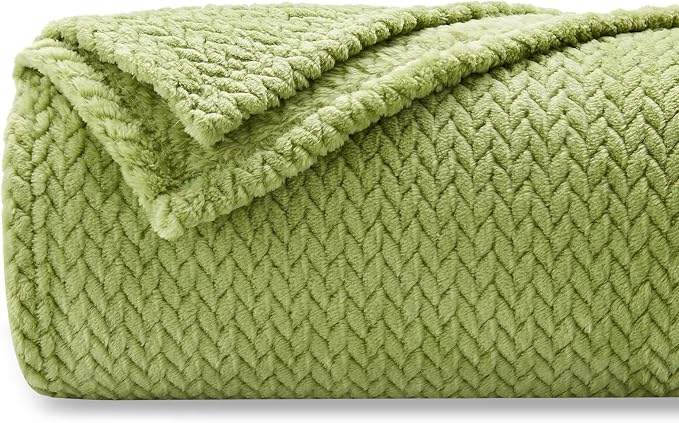 NEWCOSPLAY Fleece Leaves Pattern Twin Blanket, Green, 60"x80" | Super Soft Throw Blanket, Lightweight Cozy Bed Sofa Blanket, Premium Silky Flannel Fleece, Travel Blanket for All Season Use