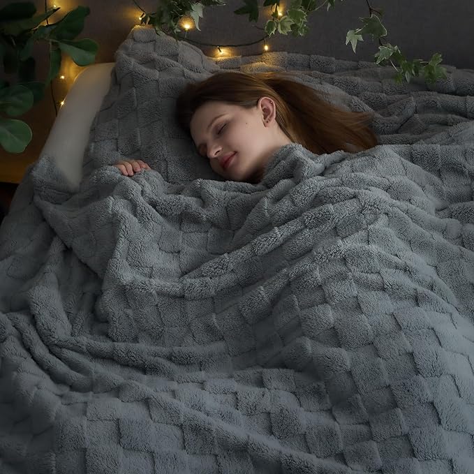 NEWCOSPLAY 3D Checkered Flannel King Blanket, Grey Checkered, 90"x110" | Super Soft Cute Lightweight Decorative Premium Silky Fleece Blanket for Couch Sofa Bed, Gift for Women Men, All Season Use