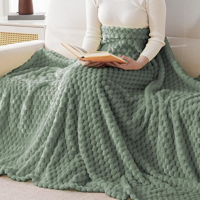 Bnuitland Sage Green Flannel Throw Blanket (50X70 inches), 300 GSM Fleece Cozy Warm Soft Home Decor Lightweight Bed Sofa Blanket for Adults, Suitable for All Seasons.