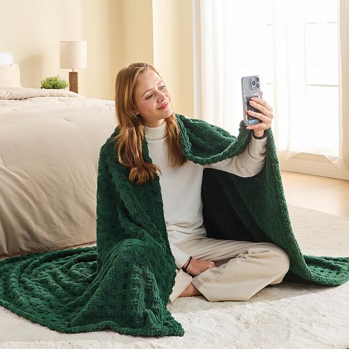 NEWCOSPLAY 3D Waffle Checkered Flannel King Blanket, Dark Green, 90"x110" | Super Soft Cute Lightweight Decorative Premium Silky Fleece Blanket for Couch Sofa Bed, Gift for Women Men, All Season Use