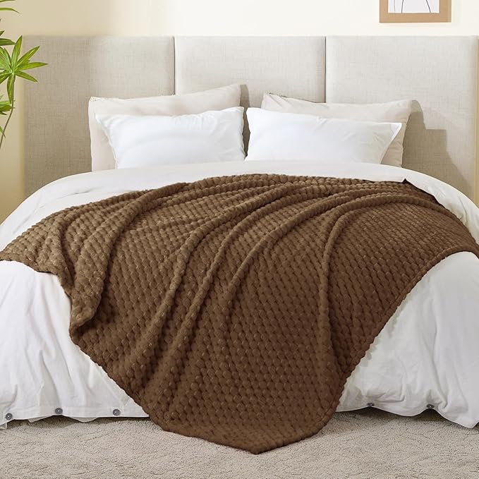 BEDELITE Brown Large Throw Blanket for Couch, Cozy Gifts for Women, 50 * 70 | 3D Jacquard Decorative Fleece Blanket, Super Soft Plush Throws, Cute Birthday Gift for Women & Men, Suitable for All Seasons