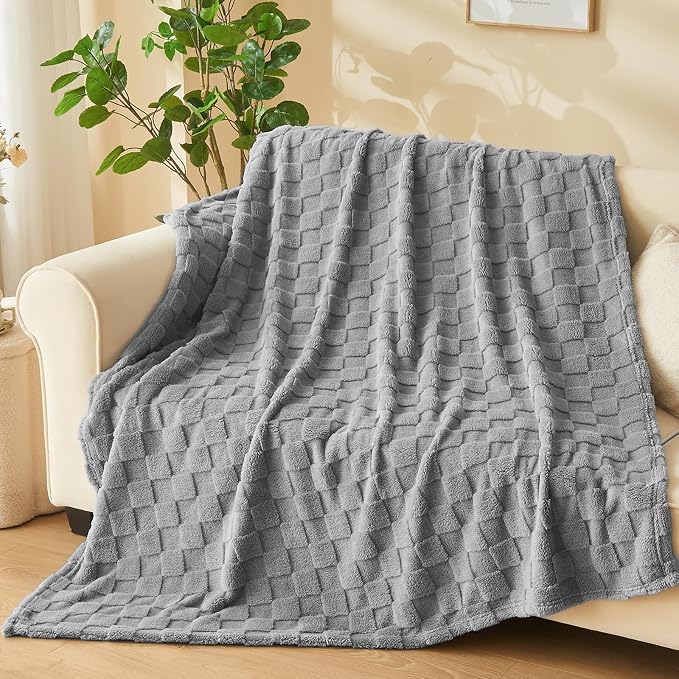 NEWCOSPLAY 3D Checkered Flannel King Blanket, Grey Checkered, 90"x110" | Super Soft Cute Lightweight Decorative Premium Silky Fleece Blanket for Couch Sofa Bed, Gift for Women Men, All Season Use