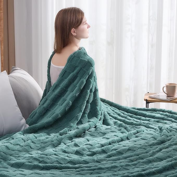 NEWCOSPLAY 3D Checkered Flannel King Blanket, Light Teal, 90"x110" | Super Soft Cute Lightweight Decorative Premium Silky Fleece Blanket for Couch Sofa Bed, Gift for Women Men, All Season Use