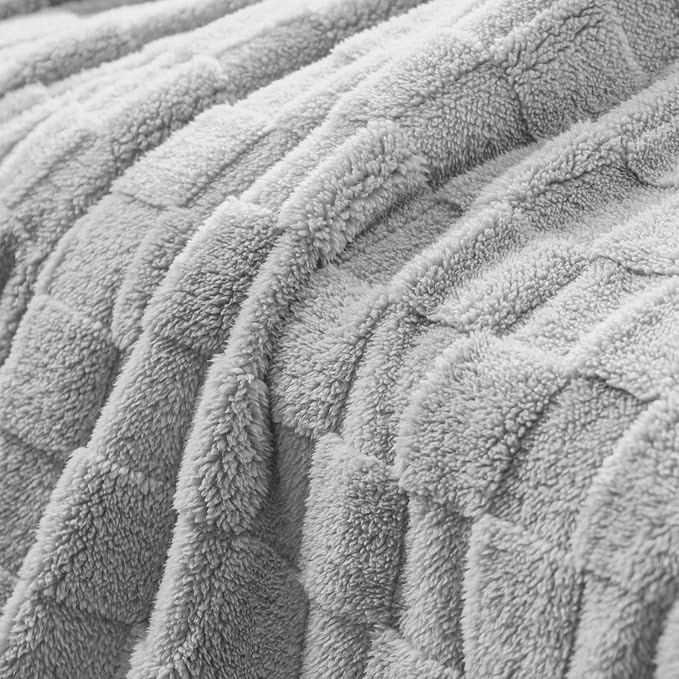 Exclusivo Mezcla 3D Checkered Fleece King Blanket for Bed, Light Grey | Super Soft and Cozy Fluffy Blanket, Lightweigh and Breathable Blanket for Living Room, Bedroom, Decor, All Season, 104"x90"