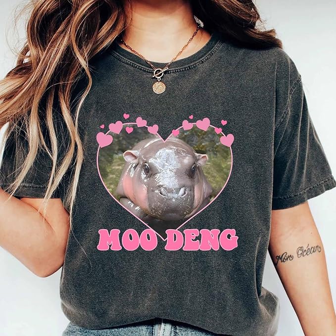 YOUNG GREEN Moo Deng Cute Sweatshirt Moo Deng Bouncy Pig T-Shirt The Cute Baby Hippo Sweatshirt Gift For Womens