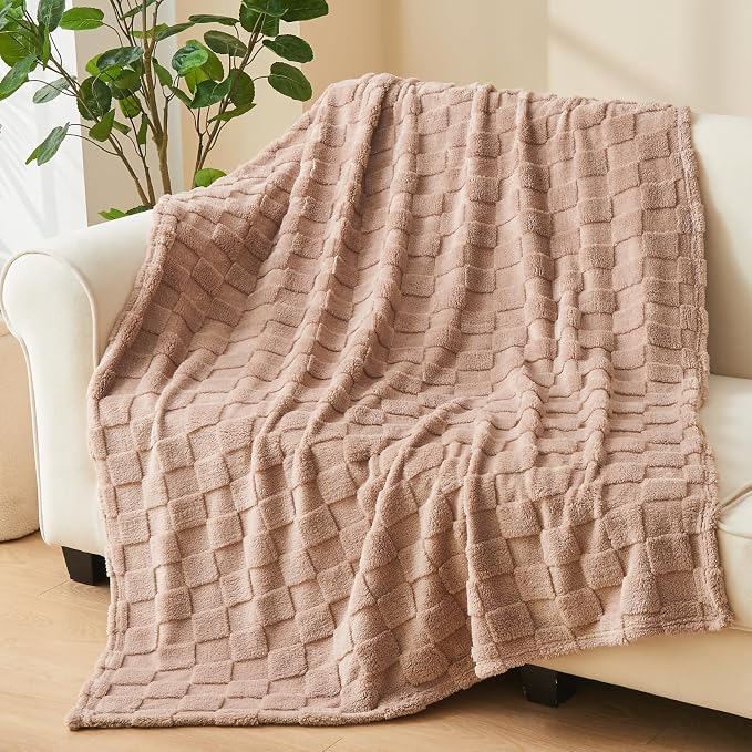 NEWCOSPLAY 3D Checkered Flannel King Blanket, Taupe Checkered, 90"x110" | Super Soft Cute Lightweight Decorative Premium Silky Fleece Blanket for Couch Sofa Bed, Gift for Women Men, All Season Use