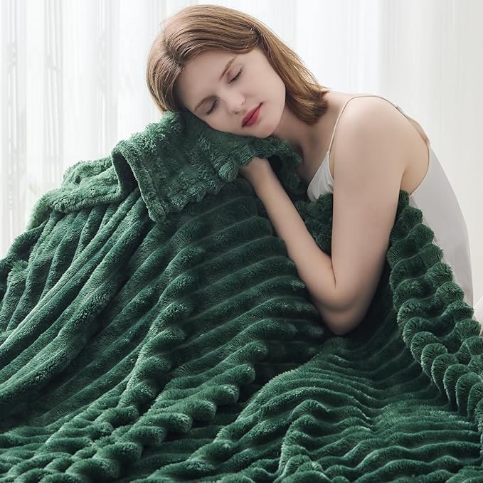 NEWCOSPLAY Super Soft King Blanket Dark Green Premium Silky Flannel Fleece 3D Ribbed Jacquard Lightweight Bed Blanket All Season Use (Dark Green Ribbed, King(90"x110"))