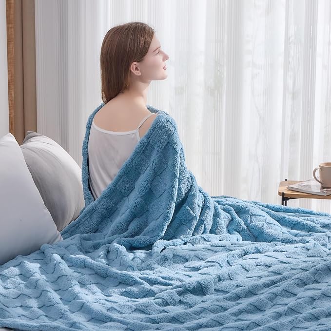 NEWCOSPLAY 3D Checkered Flannel King Blanket, Blue Checkered, 90"x110" | Super Soft Cute Lightweight Decorative Premium Silky Fleece Blanket for Couch Sofa Bed, Gift for Women Men, All Season Use