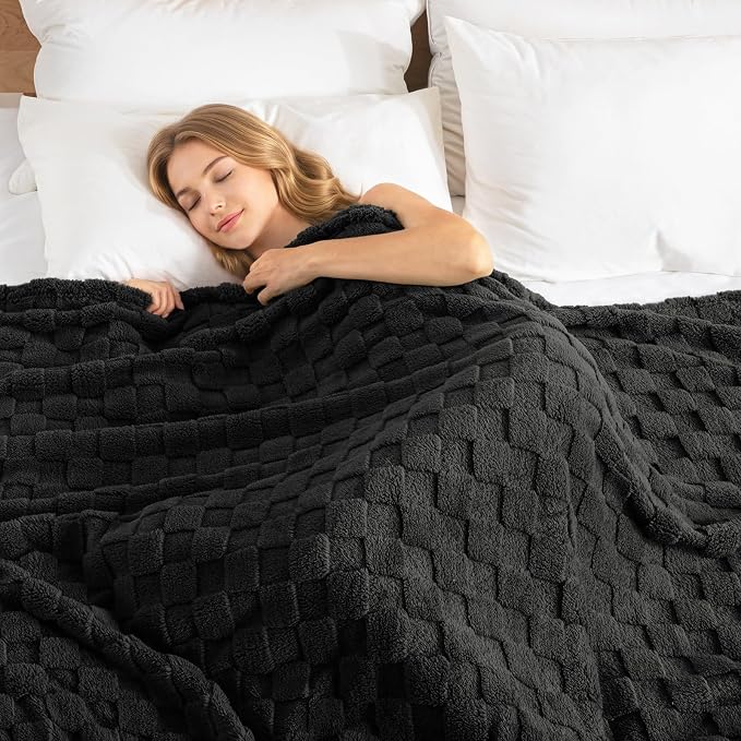 Exclusivo Mezcla 3D Checkered Fleece King Blanket for Bed, Black | Super Soft and Cozy Fluffy Blanket, Lightweigh and Breathable Blanket for Living Room, Bedroom, Decor, All Season, 104"x90"