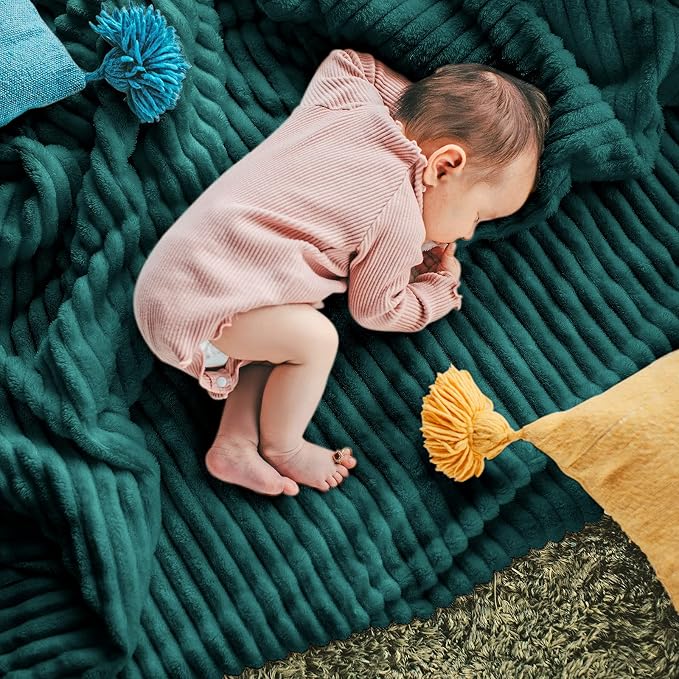 DISSA Fleece Blanket Queen Size – 71x80, Green - Soft, Plush, Fluffy, Fuzzy, Warm, Cozy – Perfect Throw for Couch, Bed, Sofa - with Pompom Fringe - Flannel Blanket