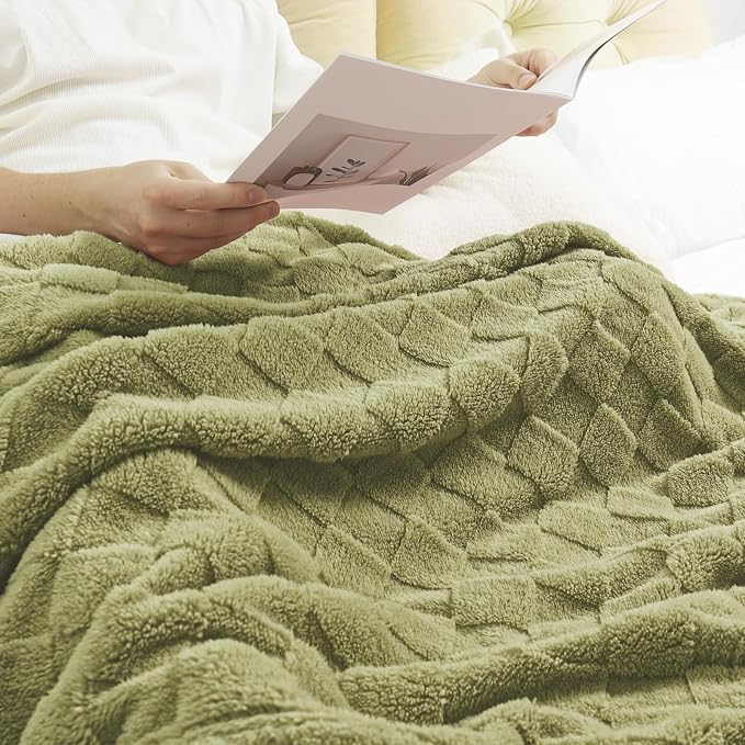 Exclusivo Mezcla 3D Checkered Fleece Throw Blanket for Couch, Olive Green | Super Soft and Cozy Fluffy Throw, Lightweight and Breathable, Cute Fuzzy Blanket for Sofa, Home Decor, All Season, 50"x60"