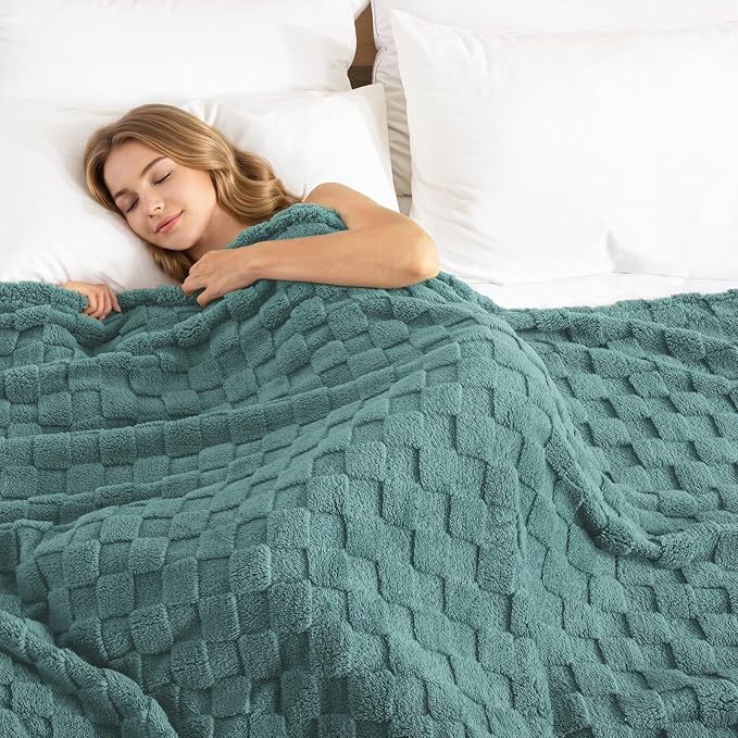 Exclusivo Mezcla 3D Checkered Fleece King Blanket for Bed, Celadon | Super Soft and Cozy Fluffy Blanket, Lightweigh and Breathable Blanket for Living Room, Bedroom, Decor, All Season, 104"x90"