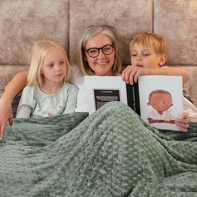 Bnuitland Sage Green Flannel Throw Oversized Blanket (King Size 108X90 inches), 300 GSM Fleece Cozy Warm Soft Home Decor Lightweight Bed Blanket for Adults,Suitable for All Seasons.