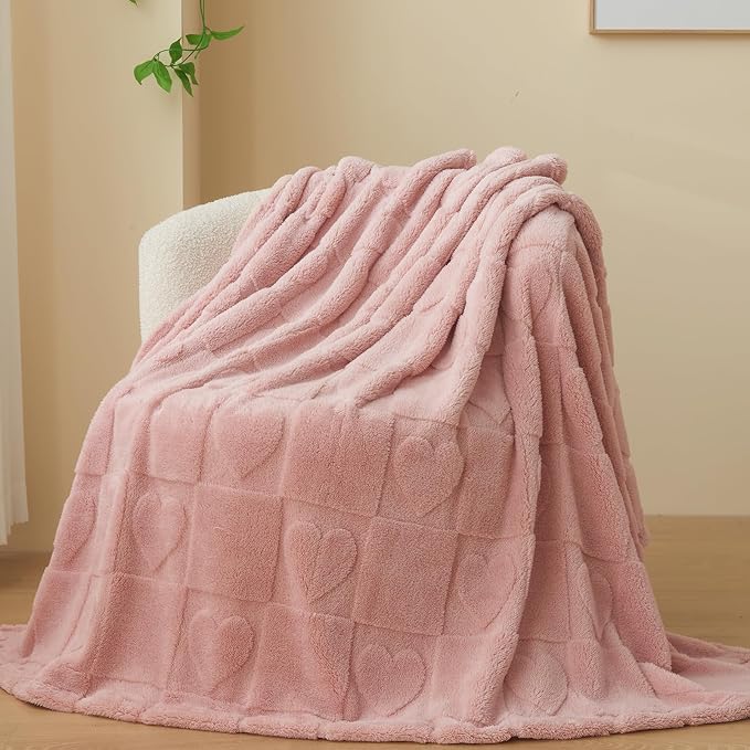 NEWCOSPLAY 3D Heart Checkered Flannel King Blanket, Pink Love, 90"x110" | Super Soft Cute Lightweight Decorative Premium Silky Fleece Blanket for Couch Sofa Bed, Gift for Women Men, All Season Use