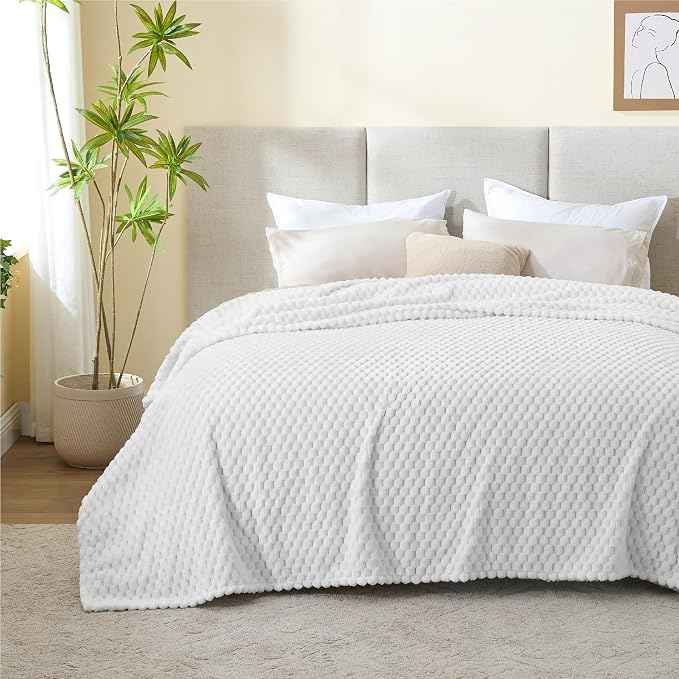 BEDELITE White King Blanket for Bed, Soft Cozy Gifts for Women, 108 * 90 | 3D Jacquard Decorative Fleece Blanket, Super Soft Plush Throws, Cute Birthday Gift for Women & Men, Suitable for All Seasons