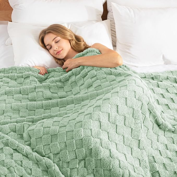 Exclusivo Mezcla 3D Checkered Fleece Twin Blanket for Bed, Sage Green | Super Soft and Cozy Fluffy Bed Blanket, Cute Fuzzy Blanket for Teens Back to School, Dorm Essentials, All Season, 60"x80"