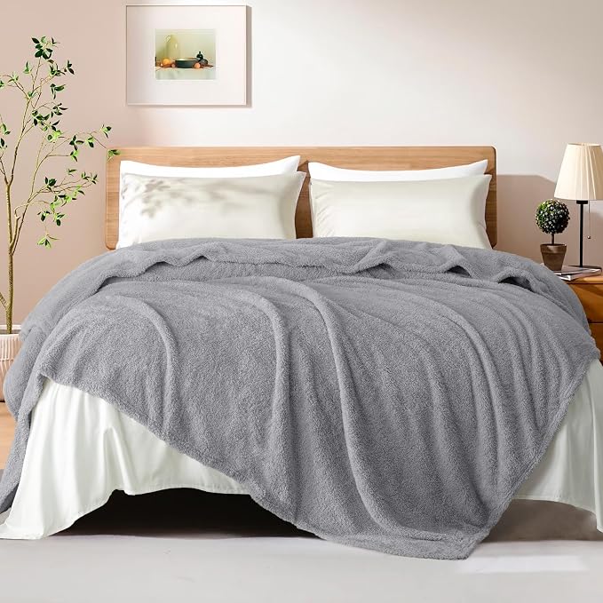 Exclusivo Mezcla Fleece Bed Blankets King Size for Bed, 90" x 104" | Super Soft and Cozy Fluffy Blanket for Women, Lightweight and Fuzzy Large Blanket for Bedroom , All Season, Light Grey